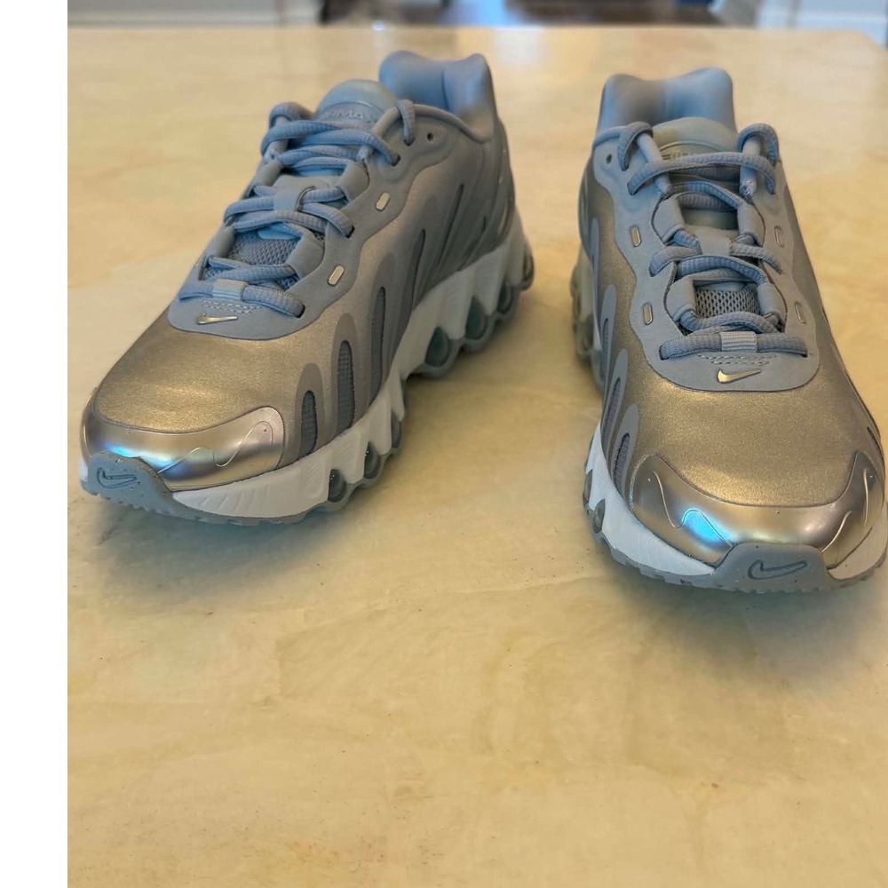 Nike Air Max Dn8 Womens Wolf Grey Metallic Silver Sneakers HF5509-001 Size 6.5